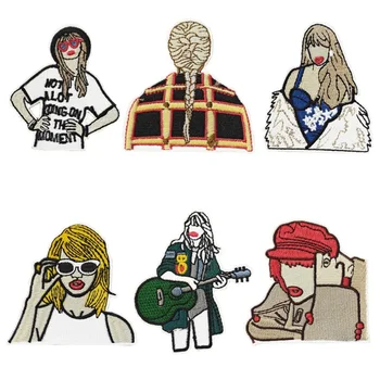Аппликация из ткани с изображением мультяшной девушки-певицы, девушка носит декоративный значок с вышитым персонажем и украшением чемодана в стиле рок-музыки